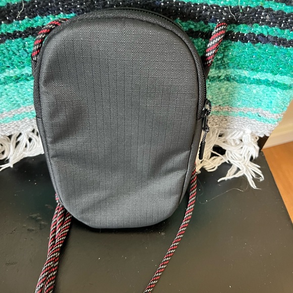 Lululemon phone side body!!📱❤️🖤 - Picture 4 of 7